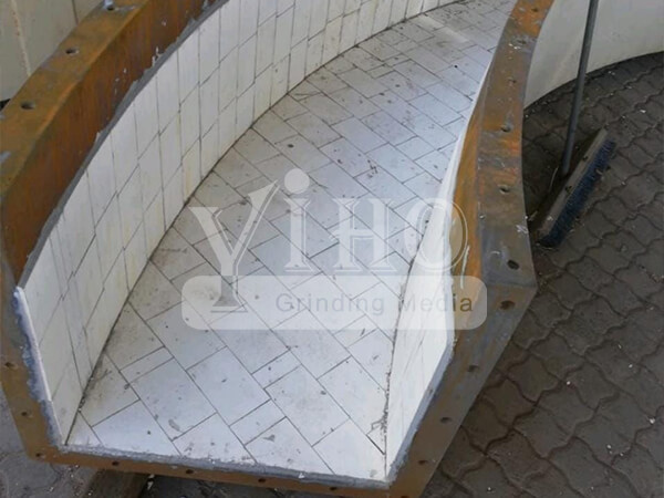 Ceramic lined conveyor