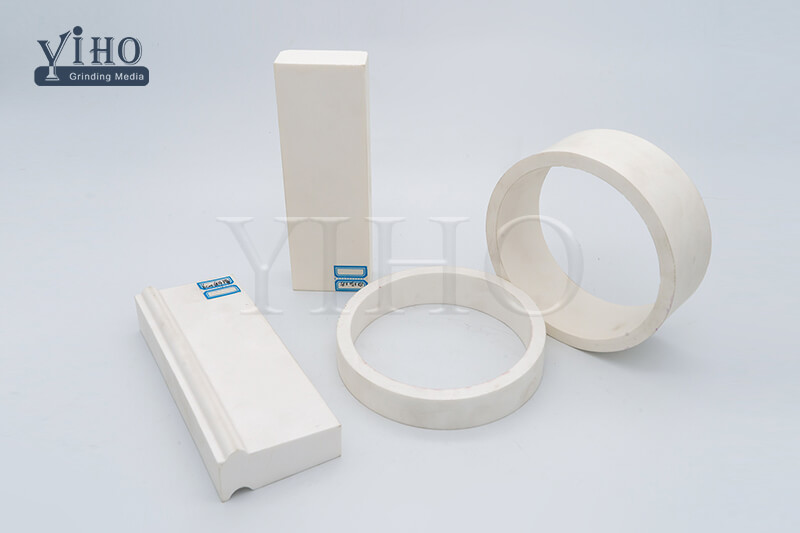 Anti wear ceramic interlocking liner